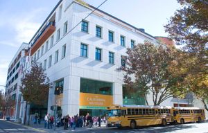 캘리포니아 박물관(The California Museum)은 캘리포니아 역사에 전념하고 캘리포니아 명예의 전당(California Hall of Fame)도 주최한다.