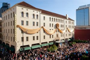 1930년에 지어진 스페인 식민지 부흥 양식의 라모나 빌딩