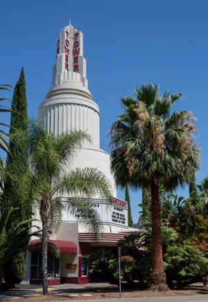 타워 레코드(Tower Records)가 설립된 타워 극장