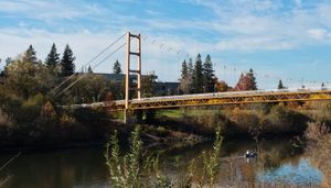 가이 웨스트 브리지는 캘리포니아주립대학교 새크라멘토와 캠퍼스 커먼스 지역을 연결하는 아메리칸 강을 가로지르는 보행자 및 자전거 전용 다리이다.