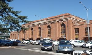 암트랙 캘리포니아에서 운영하는 사크라멘토 밸리 철도역은 사크라멘토 밸리의 관문이다.