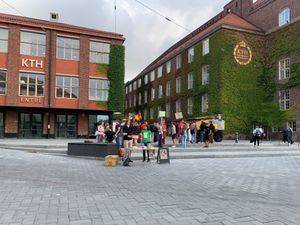 KTH 왕립 공과대학. 스웨덴에서 가장 큰 기술 기관으로, 주로 공학, 과학 및 기술 분야의 연구 및 교육에 중점을 둠