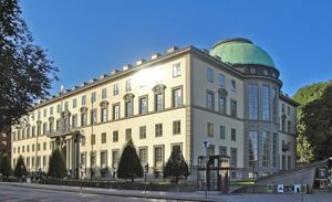 스톡홀름 경제대학교. 고등 교육을 받은 사업가와 기업 관리자에 대한 수요 증가에 따라 1909년 민간 주도로 설립됨