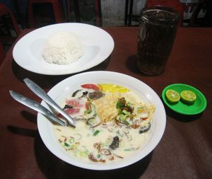 소토 베타위(Soto Betawi)는 주로 소고기 또는 내장을 우유 또는 코코넛 밀크 수프에 넣어 만든다.