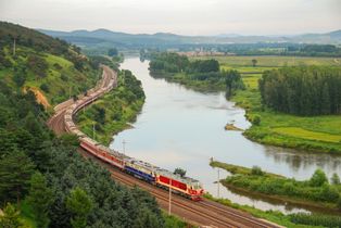 [[하이랑]] 근처 하이랑 강을 따라 운행하는 빈쑤이 철도의 K1452 열차