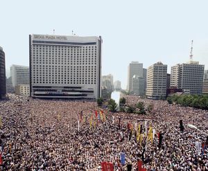 1987년 7월 9일 서울에서 열린 이한열의 국민장에 모인 군중.