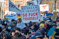 2022년 2월 러시아의 우크라이나 침공 이후 핀란드 헬싱키에서 시위하는 시위대