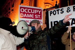 아일랜드 더블린의 오이레아흐타스 밖에서 시위하는 사람들