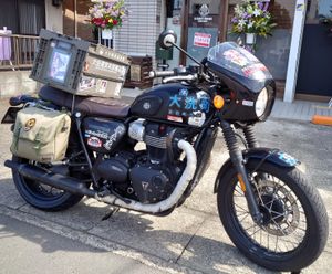 적재 용량을 극대화하기 위해 개조된 오토바이. 오토바이는 주로 도시 지역에서 가벼운 화물 운송에 사용되므로 이동성이 중요하다.