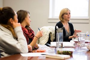 합동기지 마이어-헨더슨 홀(JBM-HH)에서 디지털 스토킹과 배우자 폭력의 연관성에 대해 논의하는 라운드테이블