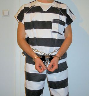 줄무늬 수감자 복장을 하고 구속된 수감자