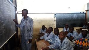 케냐의 수감자들이 다른 수감자들에게 교육을 하는 모습