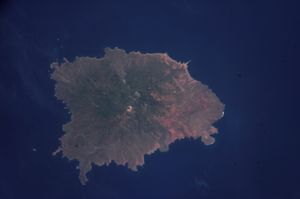 소코로 섬의 우주에서 본 모습. 북쪽은 왼쪽 상단에 위치합니다.