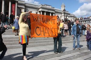 2010년 영국 총선을 앞두고 런던 트라팔가 광장에서 열린 자유민주당 플래시몹 참가자들