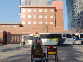 주한 일본 대사관과 [[평화의 소녀상]]