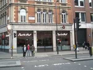 2009년 런던 체링크로스로드에 있는 "파스타헛"으로 브랜드 변경된 피자헛 매장