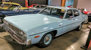 제리 브라운은 주정부 차량 수영장에서 1974년형 플리머스 새틀라이트 두 대를 선정하여 북부 캘리포니아와 남부 캘리포니아에서 사용했다. 이 사진은 캘리포니아 자동차 박물관에 전시된 차량 중 하나이다.