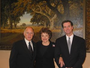 제리 브라운 시장(왼쪽)과 다이앤 파인스타인 상원의원(중앙), 개빈 뉴섬 샌프란시스코 시장(오른쪽) (2007년)