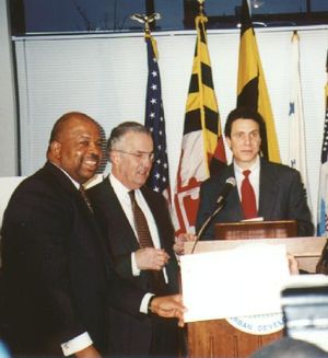 1998년 엘라이저 커밍스(Elijah Cummings)와 폴 사반스(Paul Sarbanes)와 함께 있는 쿠오모