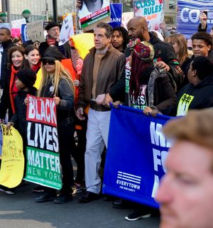 뉴욕 주지사, 앤드루 쿠오모가 뉴욕시 생명을 위한 행진을 이끌고 있다.