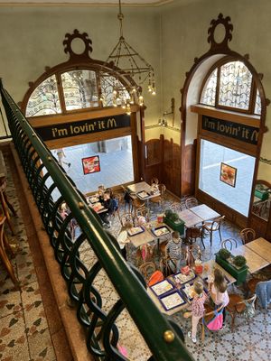 세르비아 수보티차에 위치한 맥도날드 매장 (아르누보 건물)