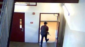 크루즈가 무기를 조립한 후 1층 복도로 들어서는 모습.