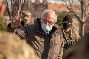 2021년 조 바이든 취임식을 위한 경비 강화 차원에서 워싱턴 D.C.에 파견된 버몬트 주 방위군 대원들과 이야기하는 샌더스