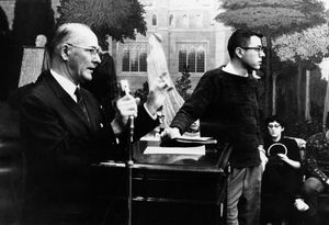 1962년 2월, 인종 평등 위원회(CORE) 운영 위원이었던 시카고 대학교 시절의 샌더스(오른쪽). 왼쪽은 당시 시카고 대학교 총장 조지 웰즈 비들.