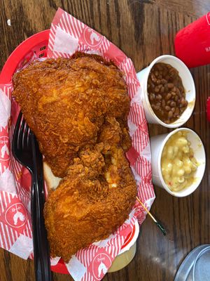 해티 B's의 반 마리 닭고기와 구운 강낭콩, 매캐로니 앤 치즈