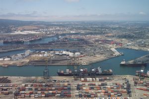 로스앤젤레스 항-롱비치 항은 세계에서 5번째로 바쁜 항구이다.