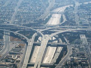 해리 프레거슨 판사 교차로(Judge Harry Pregerson Interchange): 센추리 고속도로(I-105)와 하버 고속도로(I-110)를 연결하는 교차로(남부 LA)