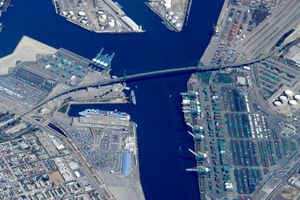 ft}}에서 바라본 다리. 크루즈선과 화물선이 정박해 있는 모습이 보인다. SS 레인 빅토리도 크루즈선과 다리 사이에 정박해 있다.