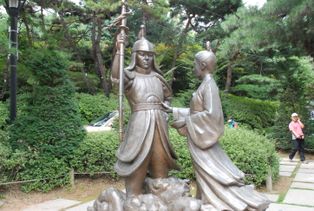 아차산성 입구의 온달과 평강공주 동상