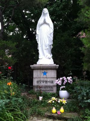 1948년 프랑스(France) 사진. 성당에 있는 루르드의 성모(Our Lady of the Immaculate Conception)상