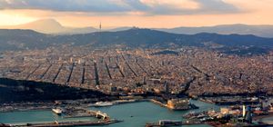 바르셀로나 중심지와 익삼플 지역의 항공 사진, 배경에는 콜세롤라 산맥이 보임