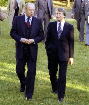 1976년 11월 22일, 백악관 장미정원에서 포드와 함께 걷는 카터