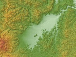 후쿠시마 분지의 지형도. 왼쪽 아래는 아즈마코후지산이며, 분지 남동쪽의 고립된 고지대에는 시노부산이 보인다.