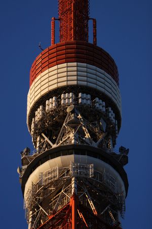 탑의 디지털 텔레비전 방송 장비 바로 아래 위치한 특별 전망대