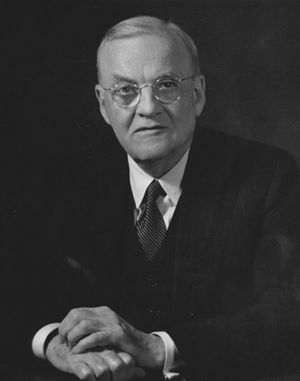 존 포스터 덜레스(John Foster Dulles), 국무장관 (아이젠하워 행정부)이자 유나이티드 프루트 컴퍼니 이사회 멤버.