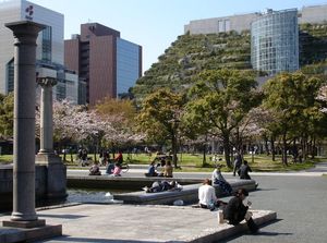 건축가 에밀리오 암바스(Emilio Ambasz)가 디자인한 아크로스 후쿠오카(ACROS Fukuoka)의 모습.