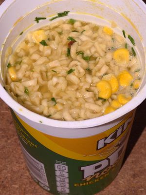 조리법에 따라 만든 치킨 머쉬룸 팟 누들