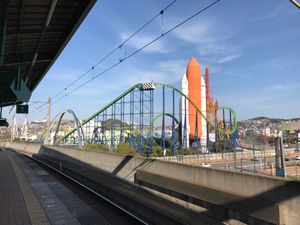 2017년 3월, 역 플랫폼에서 본 스페이스 월드 테마파크