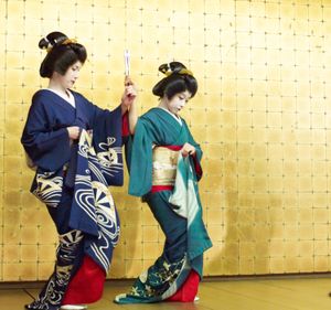 니가타 후루마치의 게이샤 (古町芸妓)