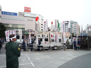 일본의 극우 단체인 가이센 우익(街宣右翼)이 스미다구 긴시초역 광장에서 반중 시위를 벌이고 있는 모습 (2010년)