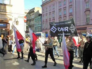 2007년 7월 크라쿠프에서 열린 ONR 행진. 현수막에는 "Niesiemy Polsce Odrodzenie My Nowe Pokolenie"("우리 새로운 세대는 폴란드에 부활을 가져온다")라고 적혀 있다.