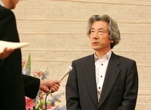 내각 총사퇴에 관해 현장 취재를 받는 고이즈미 준이치로 총리