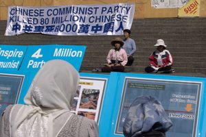 2005년 캐나다 브리티시컬럼비아주 밴쿠버에서 열린 파룬궁의 반공산주의 시위. 앞쪽에 중국 인권 침해 내용이 적혀 있다.