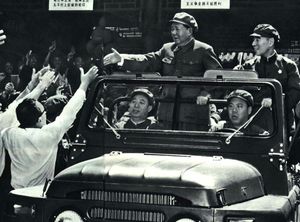 1967년 5월 1일 노동절 행진 중 차량에 탑승한 마오(좌)와 린(우)