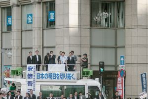 제25회 일본 참의원 의원 통상선거를 앞두고 후쿠오카에서 가두 연설하고 있는 아베 신조(2019년 7월)