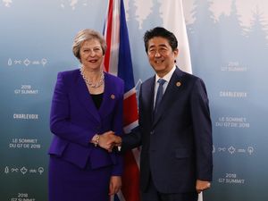테레사 메이 영국 총리와 악수를 나누는 아베 신조(2018년 6월 8일)